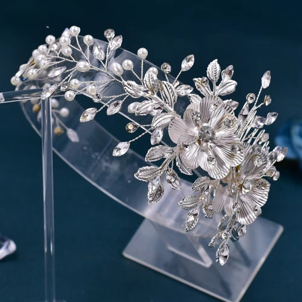 Elegant Pearls Bride Alloy Flower Wedding Headband with Comb - Image 4