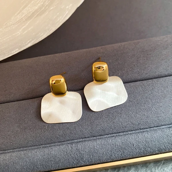 Luxury Geometric Individualistic Temperament Delicate Metal Two-tone Post Earrings - Image 3