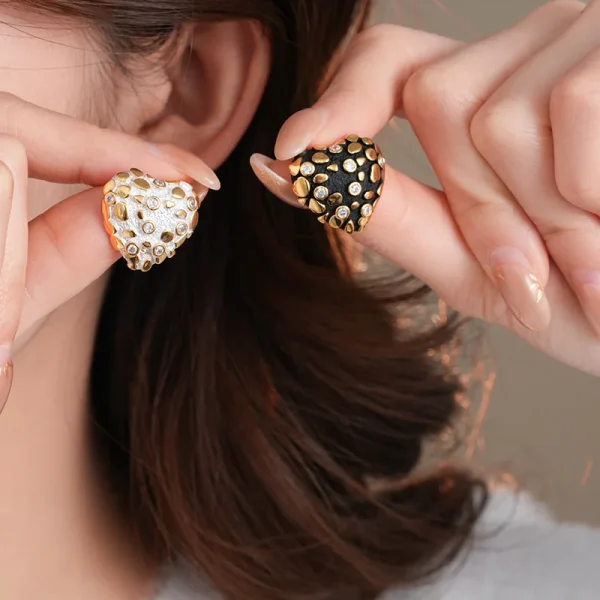 Retro Zinc Alloy Personality Sparkle Zircon Heart Metal Minimalist Stud Earrings - Image 4