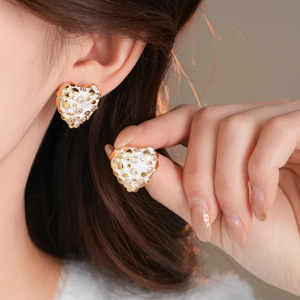 Retro Zinc Alloy Personality Sparkle Zircon Heart Metal Minimalist Stud Earrings - Image 3