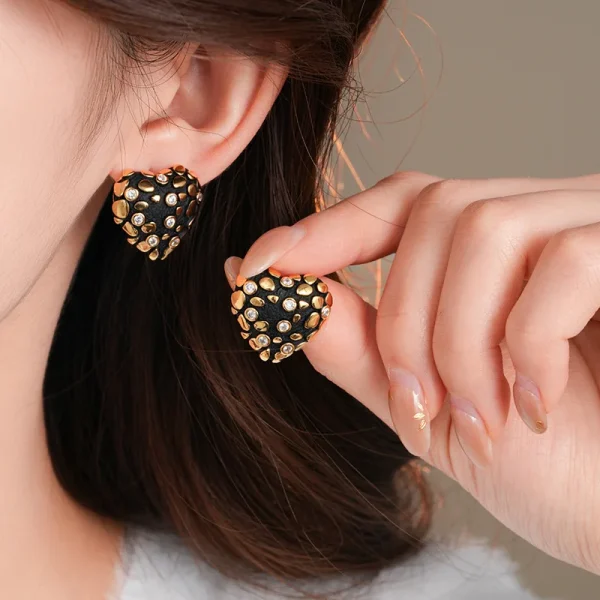 Retro Zinc Alloy Personality Sparkle Zircon Heart Metal Minimalist Stud Earrings