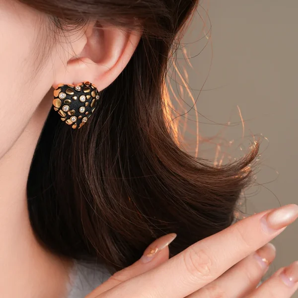 Retro Zinc Alloy Personality Sparkle Zircon Heart Metal Minimalist Stud Earrings - Image 2