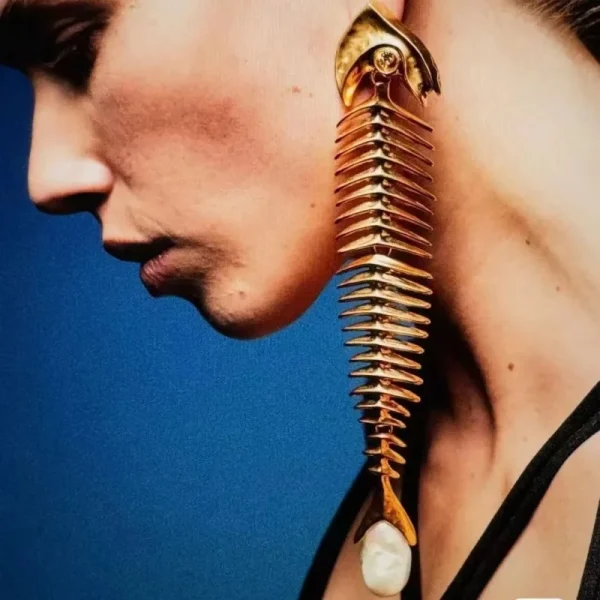 Vintage Fishbone Paired With Baroque Pearl Off-The-Shoulder Water Drop Earrings - Image 2