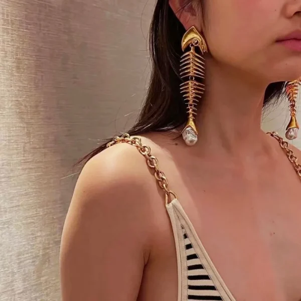 Vintage Fishbone Paired With Baroque Pearl Off-The-Shoulder Water Drop Earrings