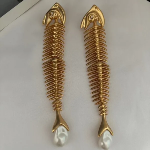 Vintage Fishbone Paired With Baroque Pearl Off-The-Shoulder Water Drop Earrings - Image 3