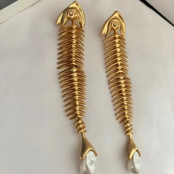 Vintage Fishbone Paired With Baroque Pearl Off-The-Shoulder Water Drop Earrings - Image 4