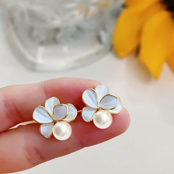 Elegant Copper Alloy Temperament Statement Wedding Shell Flower Pearl Stud Earrings - Image 4