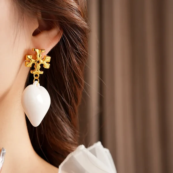 Vintage Exaggerated High-end Retro Acrylic Heart-shaped Pendants Light Stud Earrings - Image 7