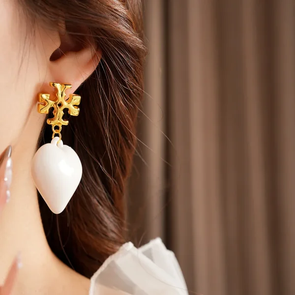 Vintage Exaggerated High-end Retro Acrylic Heart-shaped Pendants Light Stud Earrings - Image 2