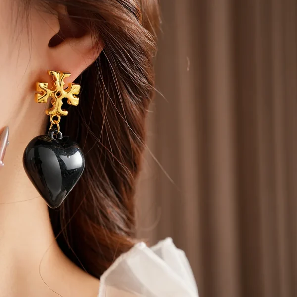 Vintage Exaggerated High-end Retro Acrylic Heart-shaped Pendants Light Stud Earrings - Image 3