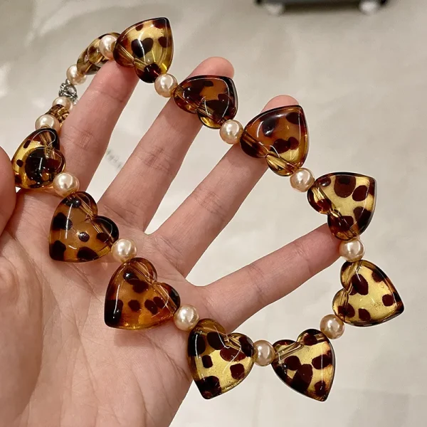 Vintage Metal Leopard Print Heart-shaped Pearl Beaded Necklace - Image 3