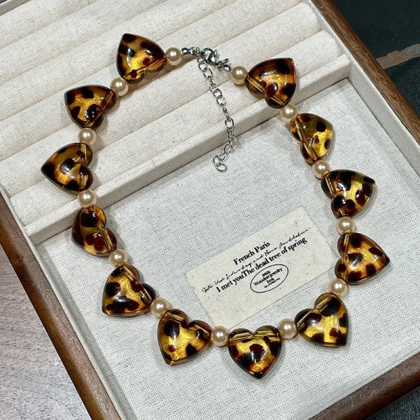 Vintage Metal Leopard Print Heart-shaped Pearl Beaded Necklace - Image 5